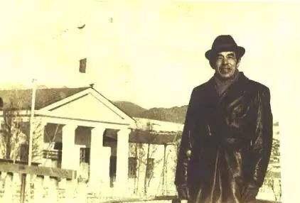 徐洪慈出生于1933年,毕业于上海医学院,会说多个国家的语言,但因为