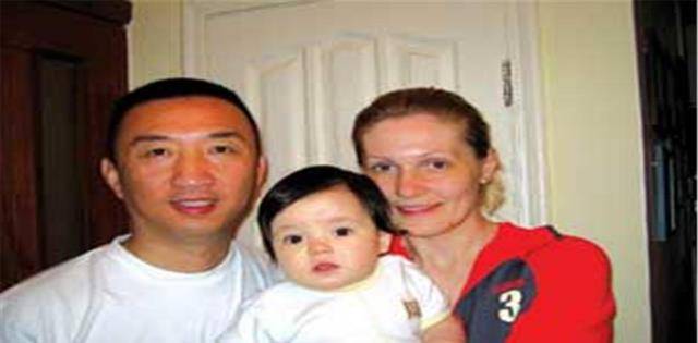 选择了离婚,此后卢宇光带着自己的女儿和特种兵留下来的儿子回到了