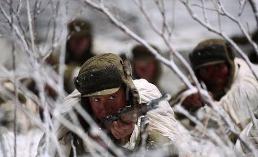 一个又一个战士中弹倒下了,两个山头只剩下车臣才和九班班长林秀州