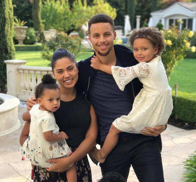 婚后,阿耶莎连续为库里诞下三个子女,分别是2012年的大女儿莱利,2015