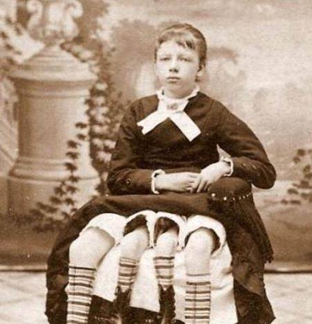 科尔宾内部的两条腿和外侧属于自己的腿紧