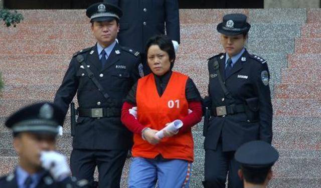 现代版"武则天"谢才萍,玩弄16名男宠,逃窜时还被收留