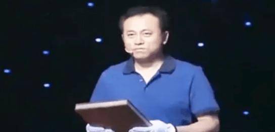 男子用北京12套房换1本画册,拿去鉴宝,专家:一页就值一套房子