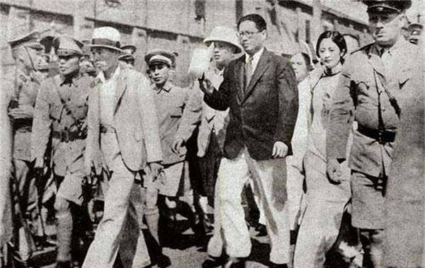 民国绝色名媛,拒绝财政部长嫁阴沟博士,再嫁保险经理一生当后妈