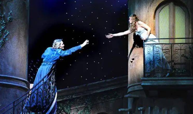 民国最后的大家闺秀,年轻时美若天仙,80岁依然优雅迷人