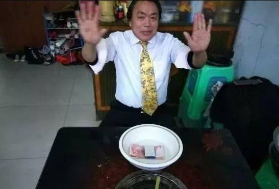 此人能"盆中捞钱",自称正宗道家"法术",却至今无法证明真假