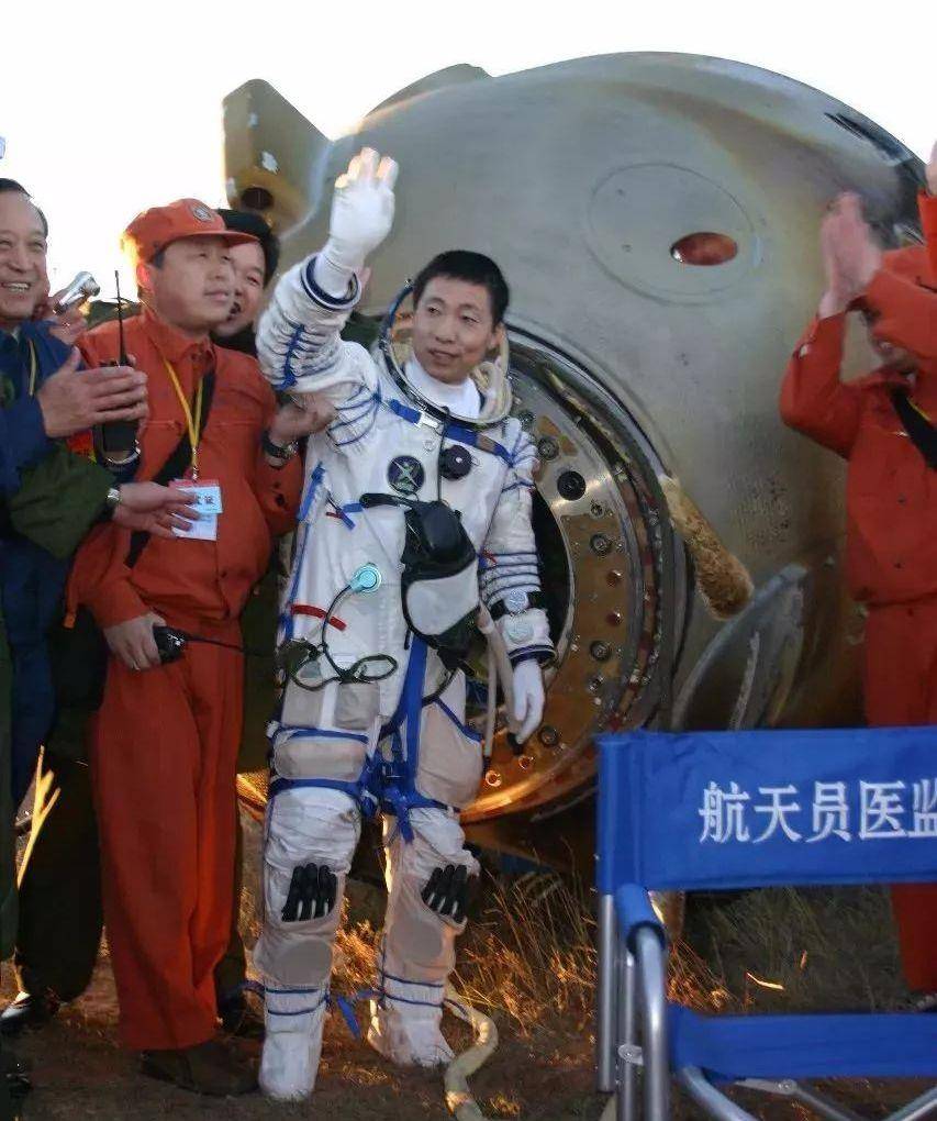 杨利伟进入太空听到"敲窗"声,17年后谜底揭开,庆幸捡回一条命