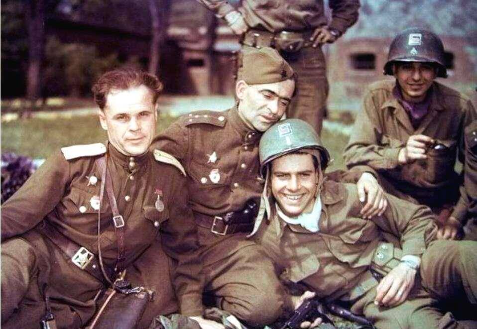 看看苏德,美苏的会师,虽表面微笑,但私下早视对方为洪水猛兽