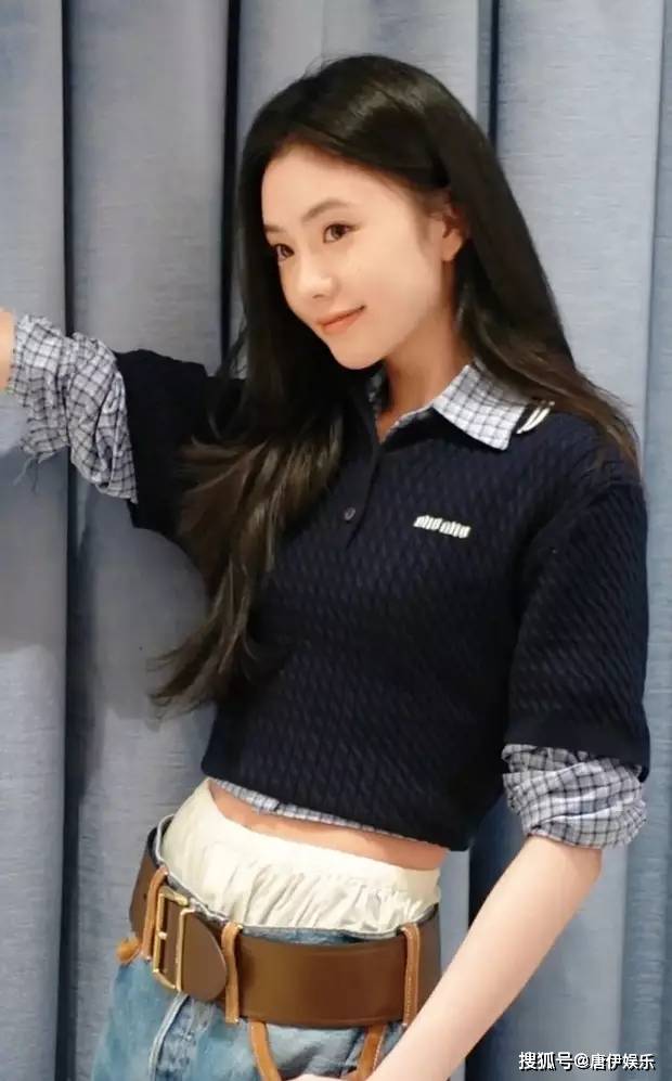 刘浩存新造型曝光,短衫牛仔裤秀小蛮腰,清纯甜美初恋感爆棚!