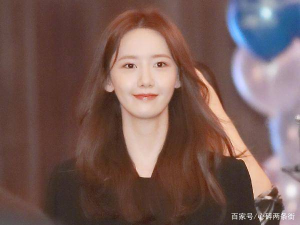 她是一位韩国明星,叫做林允儿,是韩国女团少女时代的成员,在这个组合