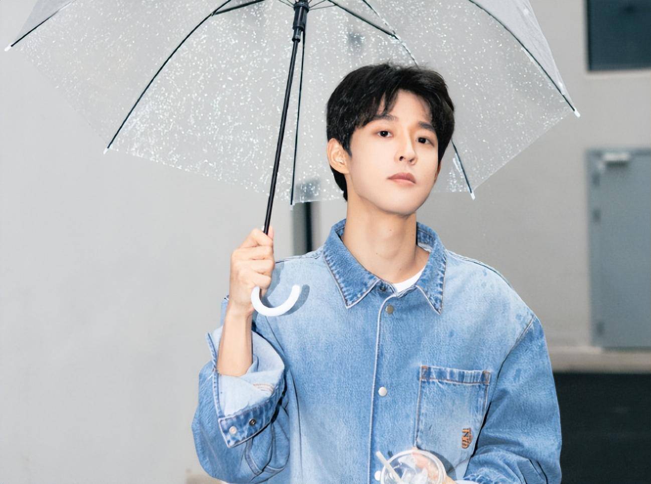 看到网上出现的路透视频,很多网友都认为吴宇恒的颜值在线很适合