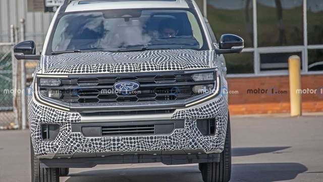 与老款同平台 福特2025款expedition路试谍照曝光