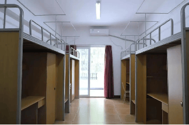 住宿条件:宿舍为高标准配置四人间,宿舍空调,洗衣机,独立卫浴,24小时