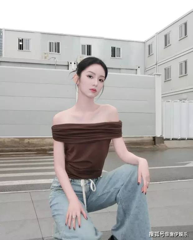 周也晒写真秀美肩,抹胸造型吸睛,手捧咖啡俏皮可爱