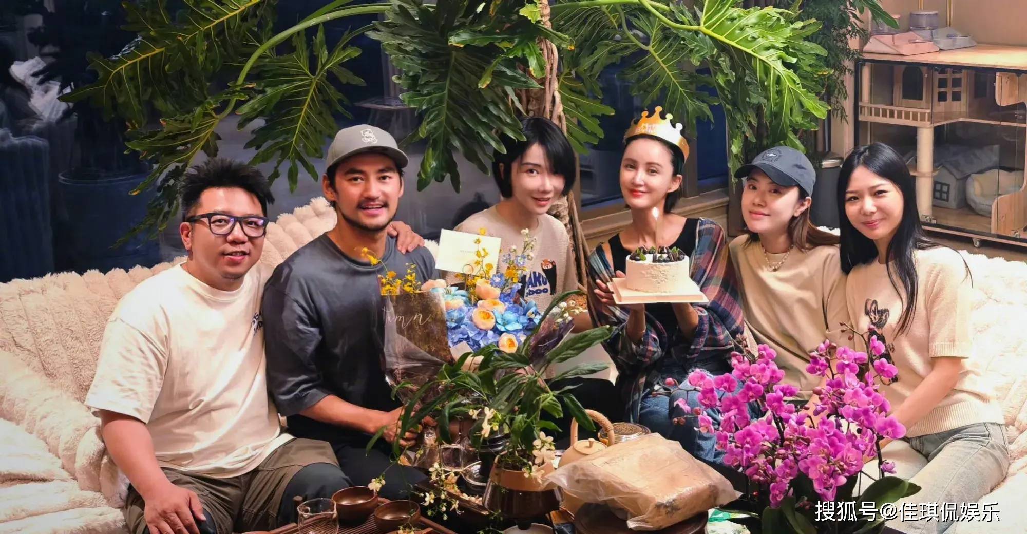 张歆艺庆祝42岁生日,袁弘笑的一脸幸福,儿子四坨依偎在妈妈怀里