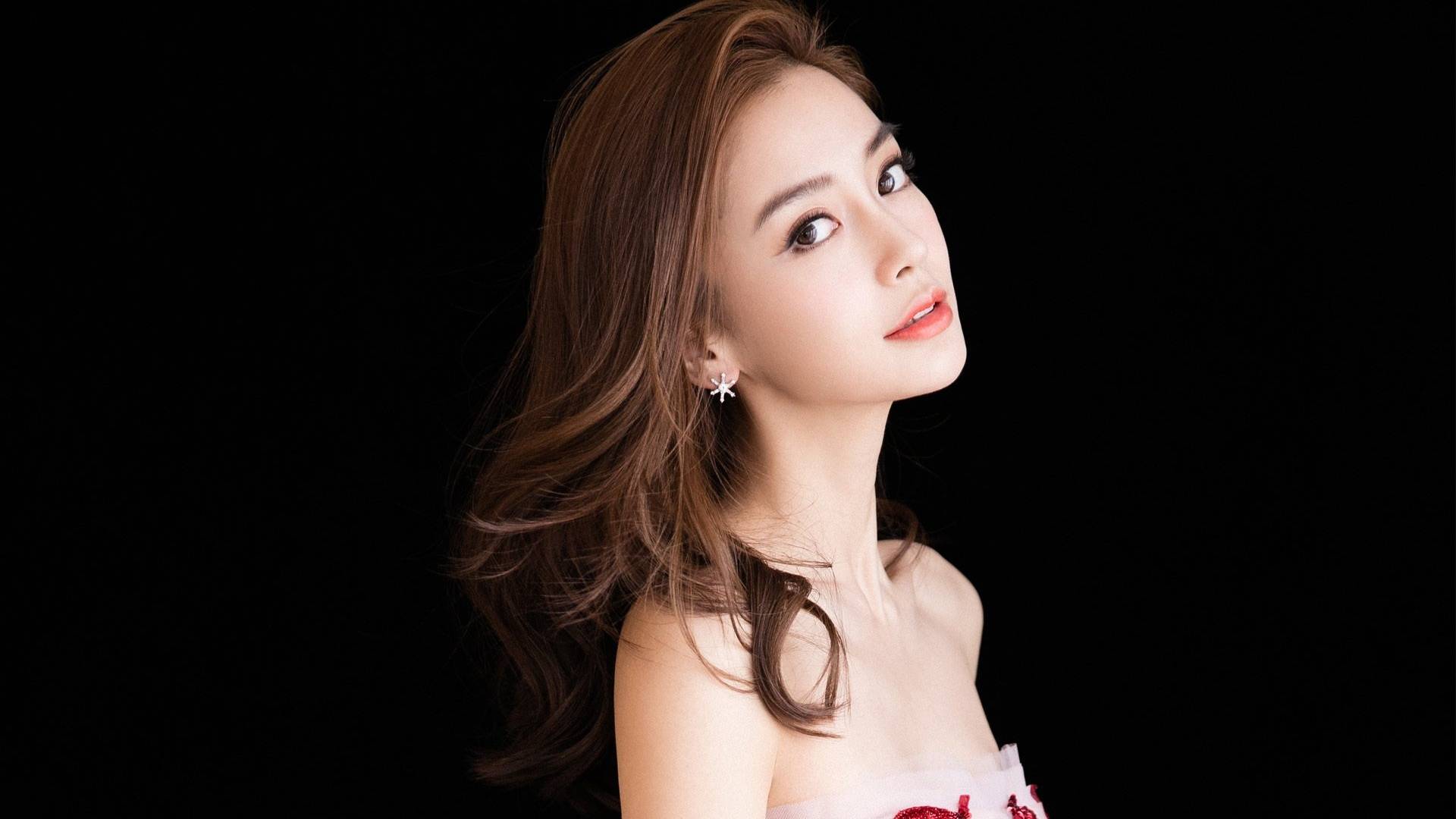 杨颖参加小海绵学校亲子活动,吊带裙装亮相,穿搭惹争议