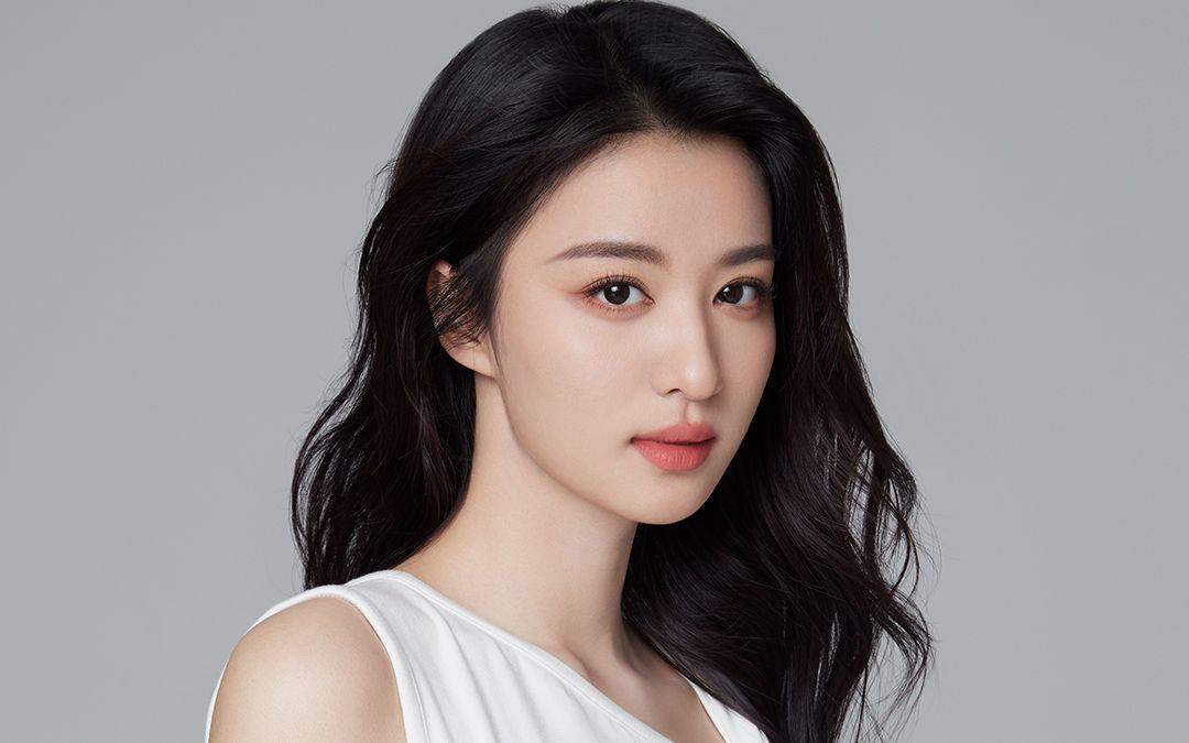 王楚然"冷脸"事件揭秘,本人澄清只是面无表情,引发热议