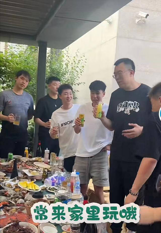 辽篮夺冠后豪宅团聚!韩德君款待队友和家人,郭艾伦乐为孩子王