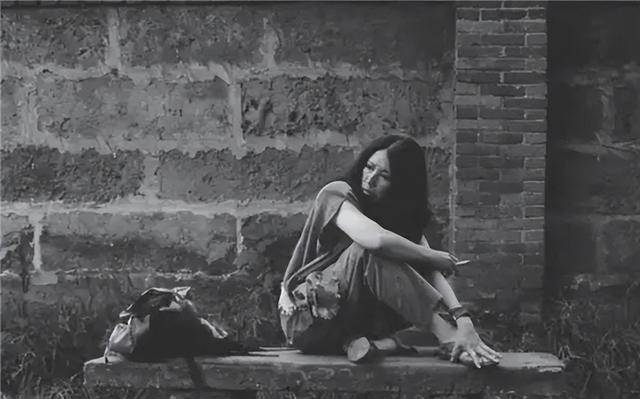 三毛跟荷西不寻常的婚礼上的三个细节,其中一个细节令人感叹