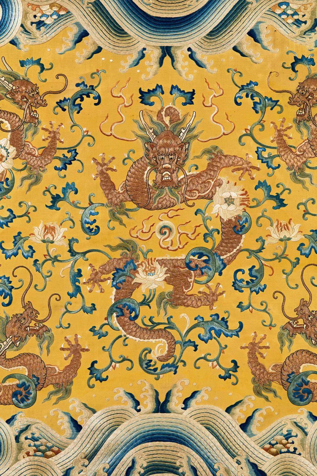 乾隆时期,延续"内庭恭造之式".宫廷制作的器物,多需经过皇帝亲自授意.