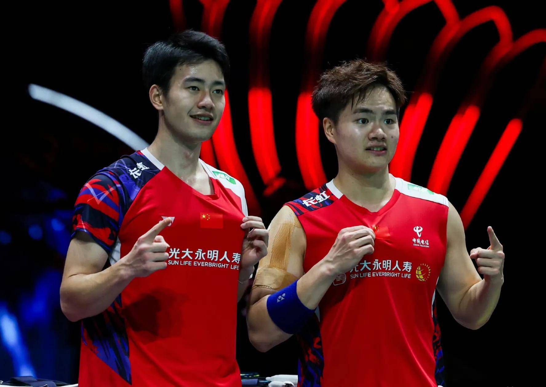 羽毛球新加坡公开赛战报31日赛程:石宇奇,陈雨菲晋级,双打堪忧