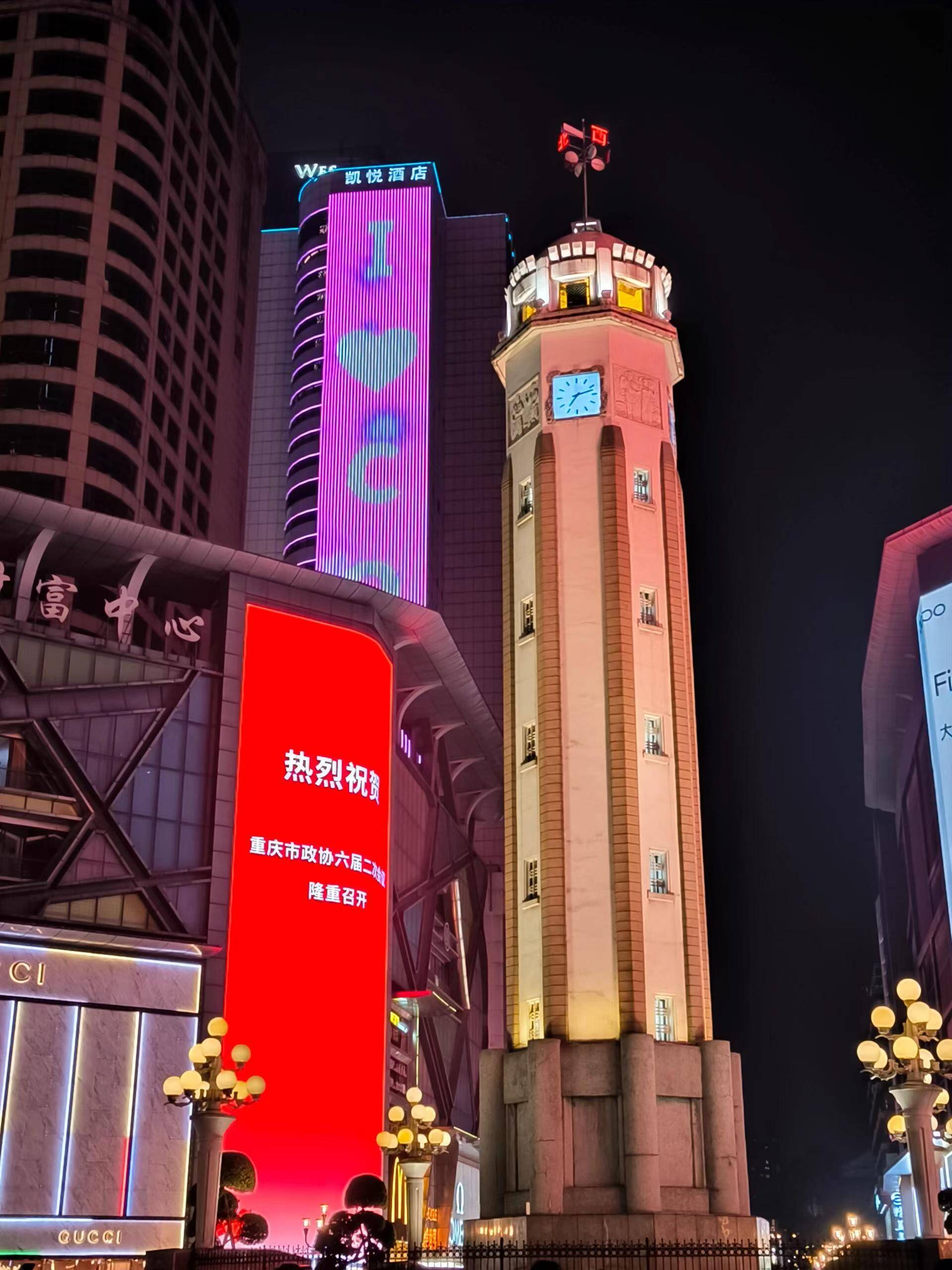 解放碑步行街是重庆最繁华的商圈之一,周边美食丰富,购物便利