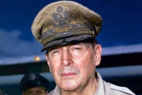 麦克阿瑟威望极高,两次竞选总统都失败,他副官却成功当选总统