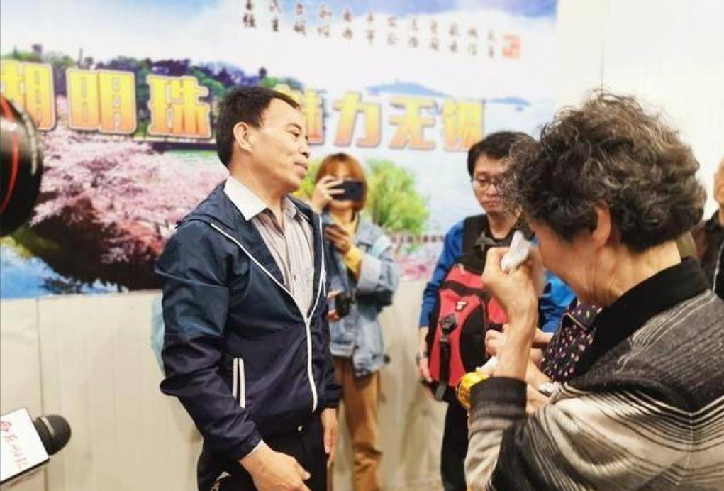 被抓壮丁后一别七十年,19年台湾老兵魂归故里,82岁妹妹哭倒现场