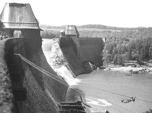 19架轰炸机直奔水坝,4亿吨洪水倾泻而出,3万人睡梦中被吞噬