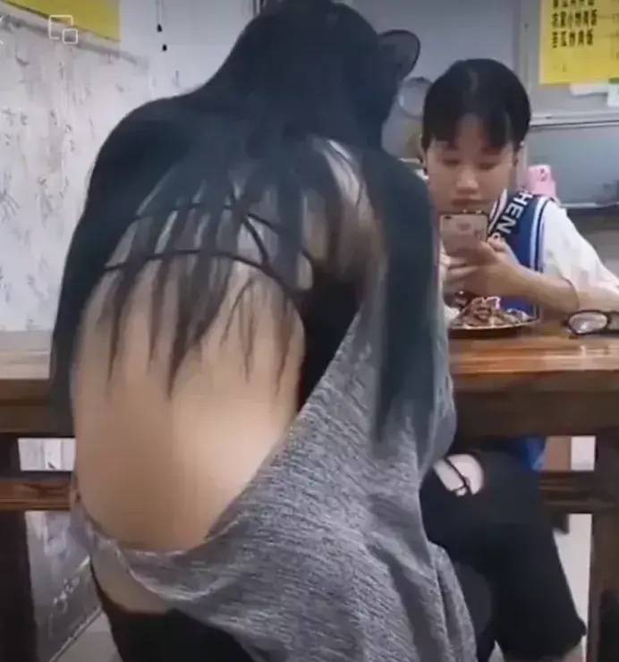 女子超清凉着装逛街引发巨大争议,是自由时尚还是穿着过于暴露