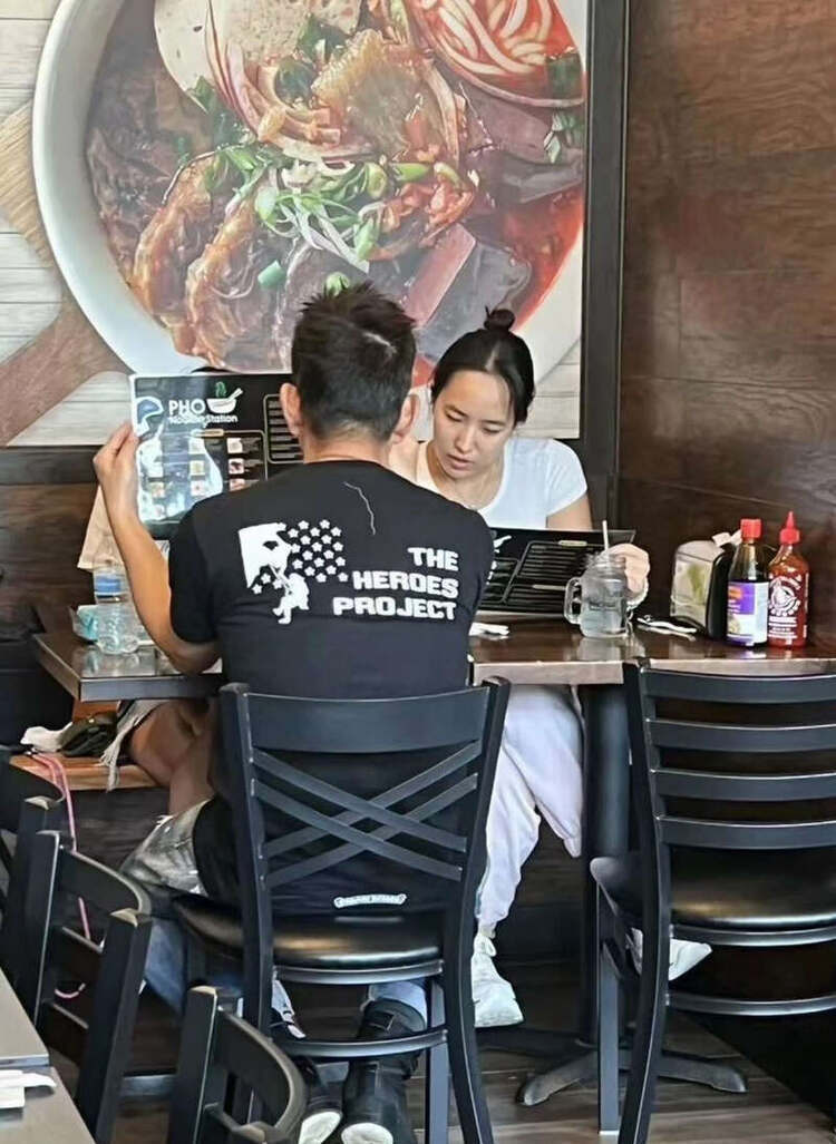 57岁天王登台前缺氧?被目击躲后台大口吸氧,娶师妹至今零绯闻