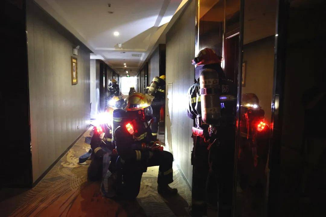 电线短路导致购物广场整栋大楼停电,多点发生险情,8层酒店一房间着火