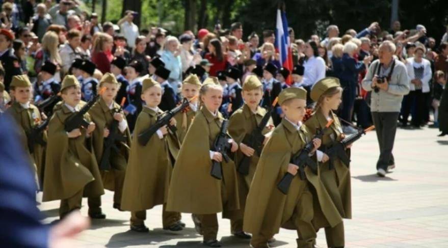 俄罗斯幼儿园小朋友参加的胜利日游行 这就是所谓的战斗民族?