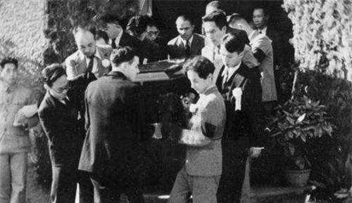 鲁迅先生离世后,扶灵抬棺的16个人都是谁?个个都非同寻常