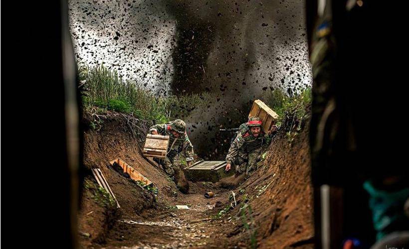 乌克兰战士战壕中英勇抗敌!