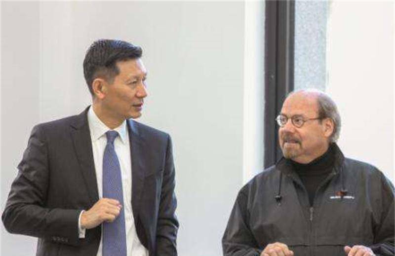 1998年,王晓麟成功获得美国杜克大学的博士学位,刚一毕业,便进入了