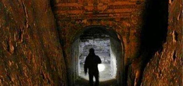 后来王绍义凭借弹棉花人的手艺遮掩盗墓贼这个真实身份,在清东陵附近