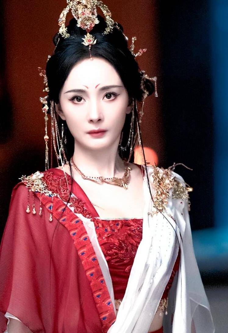 结语在接连参演了多部剧作后,杨幂自然无法获得观众的积极回应.