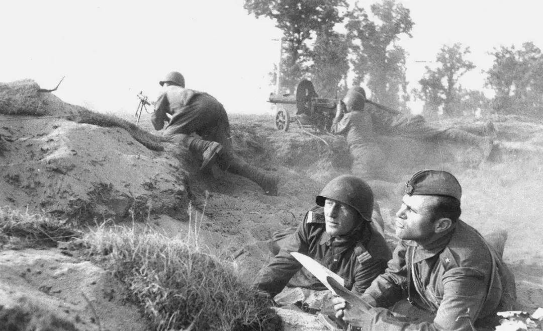 中的苏联士兵被击落的德国战斗机梅塞施密特的苏联军人和平民乌克兰第