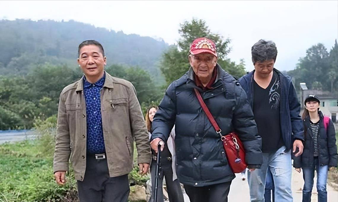92岁台湾老兵回重庆老家祭祖,向女儿提质疑:这是台北_家福_父亲_老人