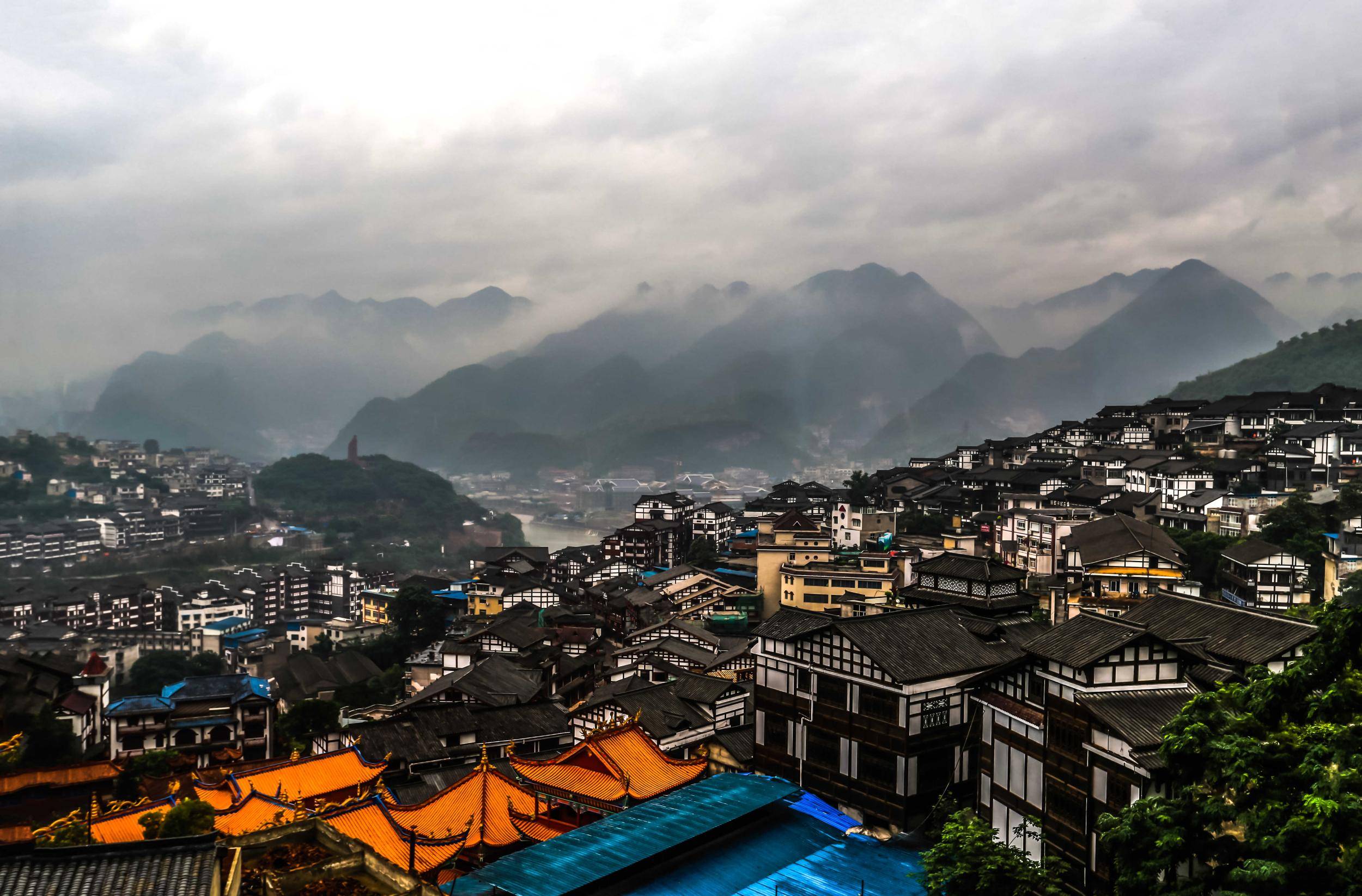 砌成四方水井,深受人们喜爱,故地名逐渐演变为"四方井"