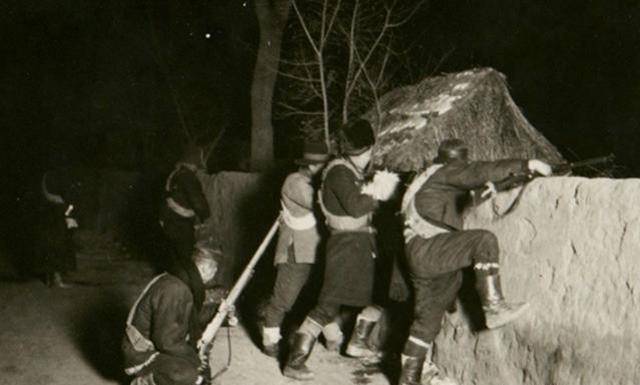 1920年土匪占领东北小城,张作霖派兵攻不下,一个脚夫献计破城