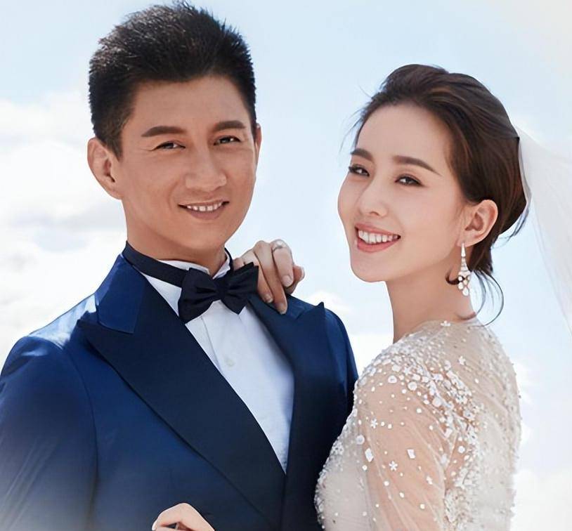 吴奇隆带儿子逛商场,祖孙三代罕见同框,步步长腿抢镜随刘诗诗