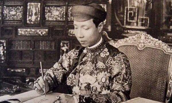 越南阮王朝弘宗宣皇帝启定皇帝阮福晙再看看中国清王朝,早在公元1912