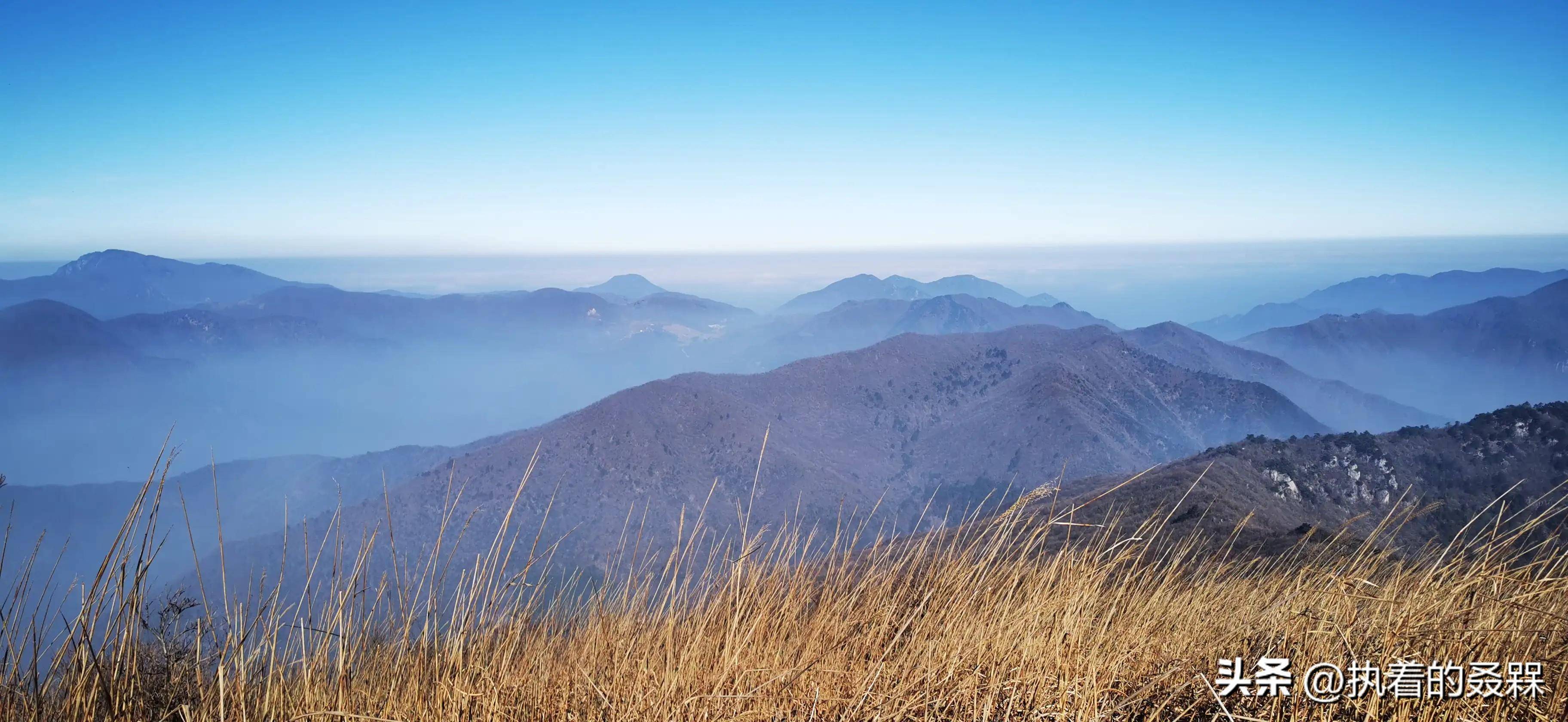 蓝天,云海,草甸构成一幅美丽的画面.