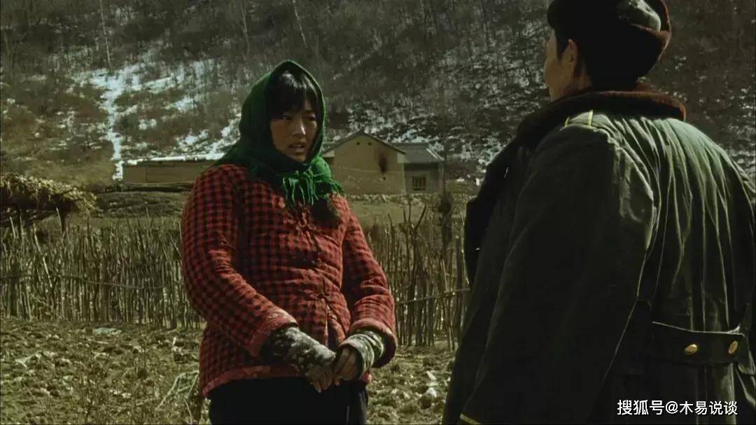 红棉袄绿头巾女孩图片图片