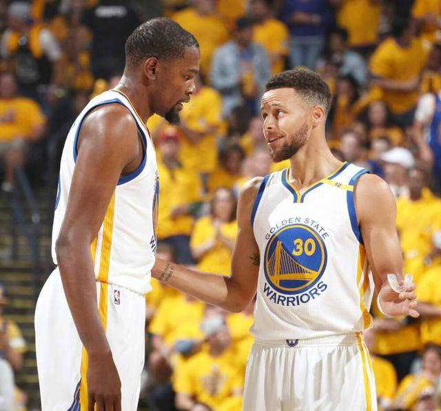 为何杜兰特8年前选择加盟勇士?明白当独行侠打进总决赛的原因