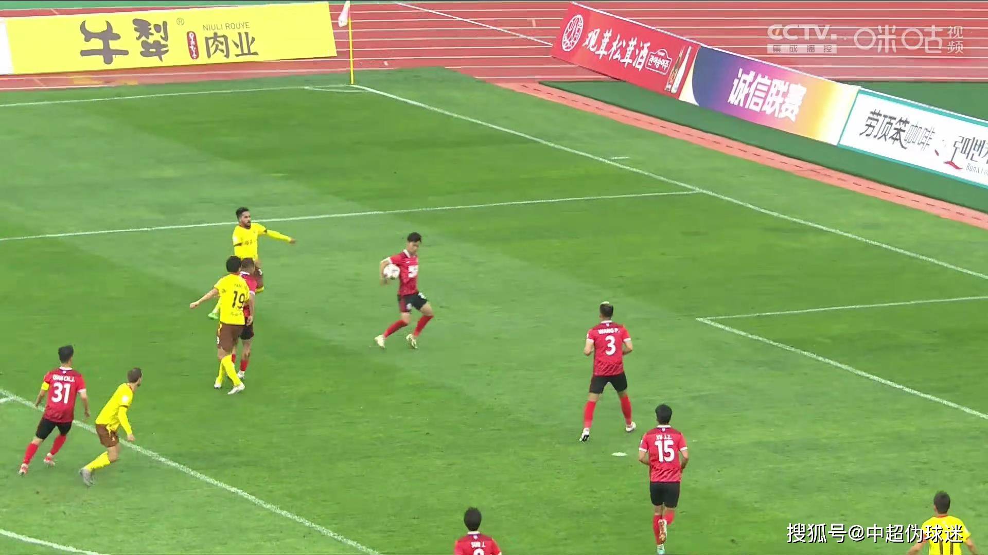 广西平果哈嘹4-2逆转延边龙鼎,乔瓦尼一人独造3球_比赛_外援_禁区