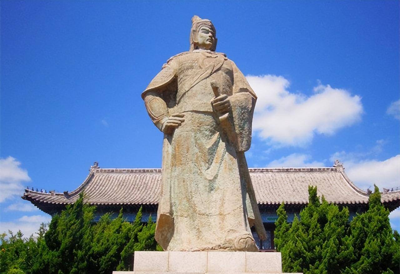 士兵手提敌寇首级来领赏,长官正要赏赐,旁边一老兵却哭了起来_戚继光