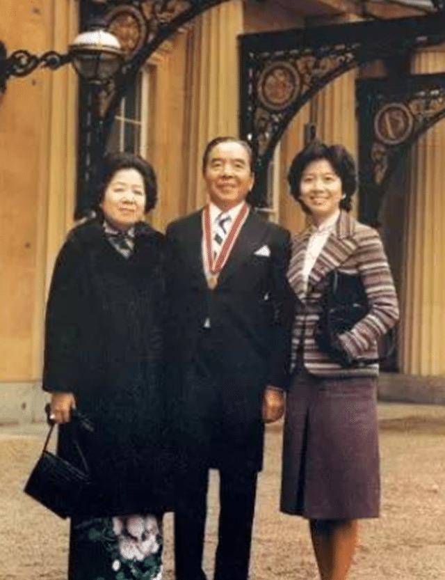 于是他的老婆一辈子给他生下了4个女儿,没有一个儿子,不过包玉刚没有